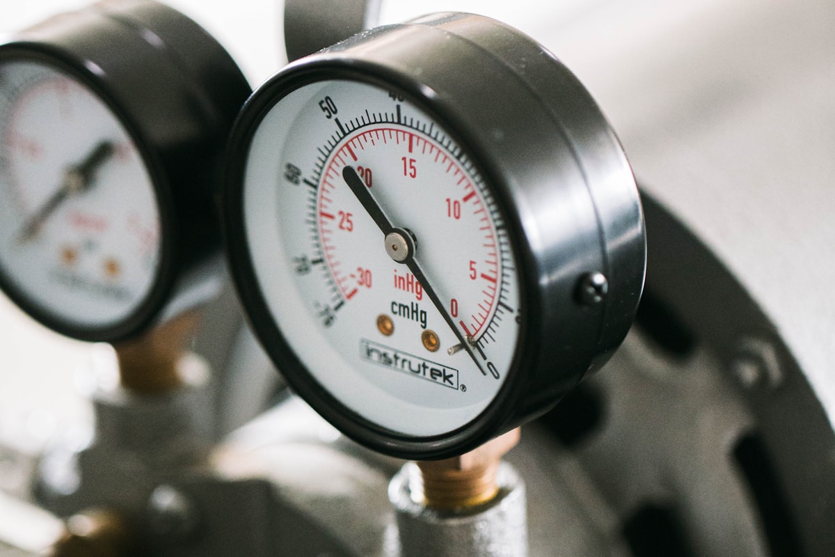 Vacuum and pressure gauges on industrial gas-handling equipment - the recovery and evacuation instrumentation at the heart of closed-loop SF6 service carts used in Pakistani substations